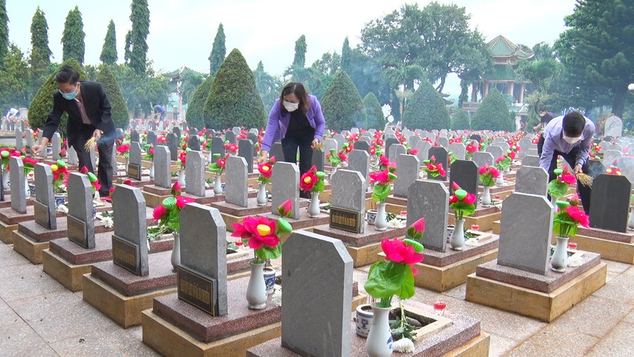  Sau khi dâng hương tại Đền tưởng niệm, các đồng chí lãnh đạo huyện đã thắp nén nhang đến từng phần bộ để bày tỏ lòng biết ơn sâu sắc tới anh linh của các Anh hùng Liệt sĩ. Ảnh: Hồng Thương