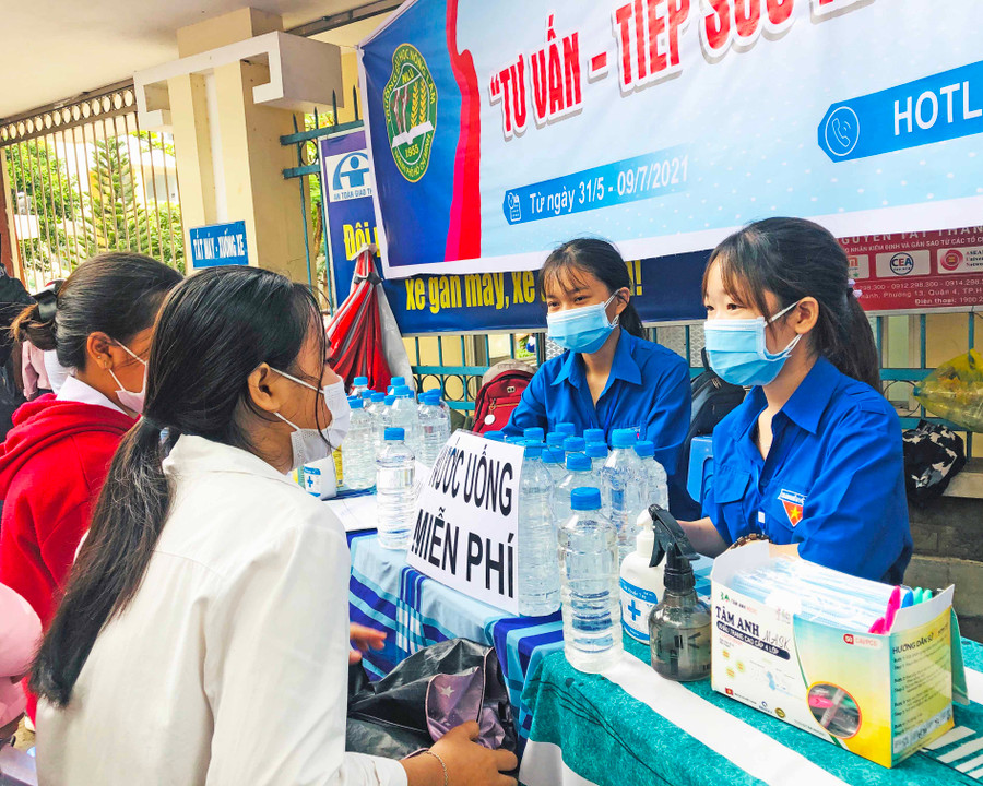 Tình nguyện viên Lê Thị Mỹ Hằng (bìa phải; Đoàn trường Đại học Nông Lâm TP. Hồ Chí Minh-Phân hiệu Gia Lai) tư vấn cho các thí sinh tham gia kỳ thi tốt nghiệp THPT năm 2021. Ảnh: Thủy Bình