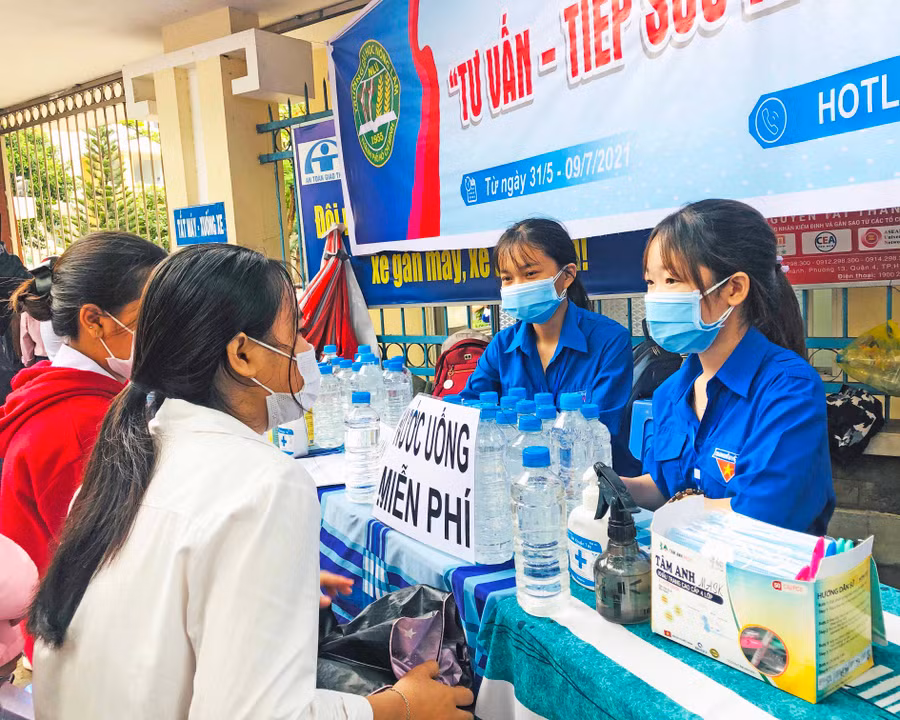 Tình nguyện viên Lê Thị Mỹ Hằng (bìa phải; Đoàn trường Đại học Nông Lâm TP. Hồ Chí Minh-Phân hiệu Gia Lai) tư vấn cho các thí sinh tham gia kỳ thi tốt nghiệp THPT năm 2021. Ảnh: Thủy Bình