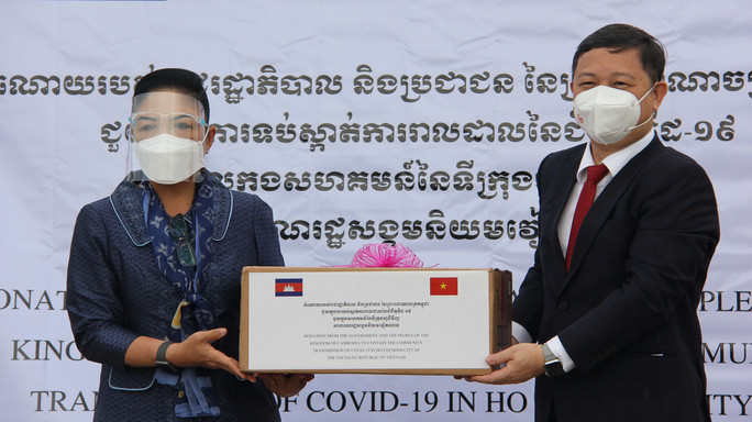 Bà Youk Sambath, Quốc Vụ khanh Bộ Y tế Vương quốc Campuchia tặng quà cho TP HCM. Ảnh: Chí Hải Bà Youk Sambath, Quốc Vụ khanh Bộ Y tế Vương quốc Campuchia tặng quà cho TP HCM. Ảnh: Chí Hải