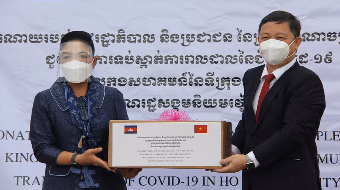 Bà Youk Sambath, Quốc Vụ khanh Bộ Y tế Vương quốc Campuchia tặng quà cho TP HCM. Ảnh: Chí Hải