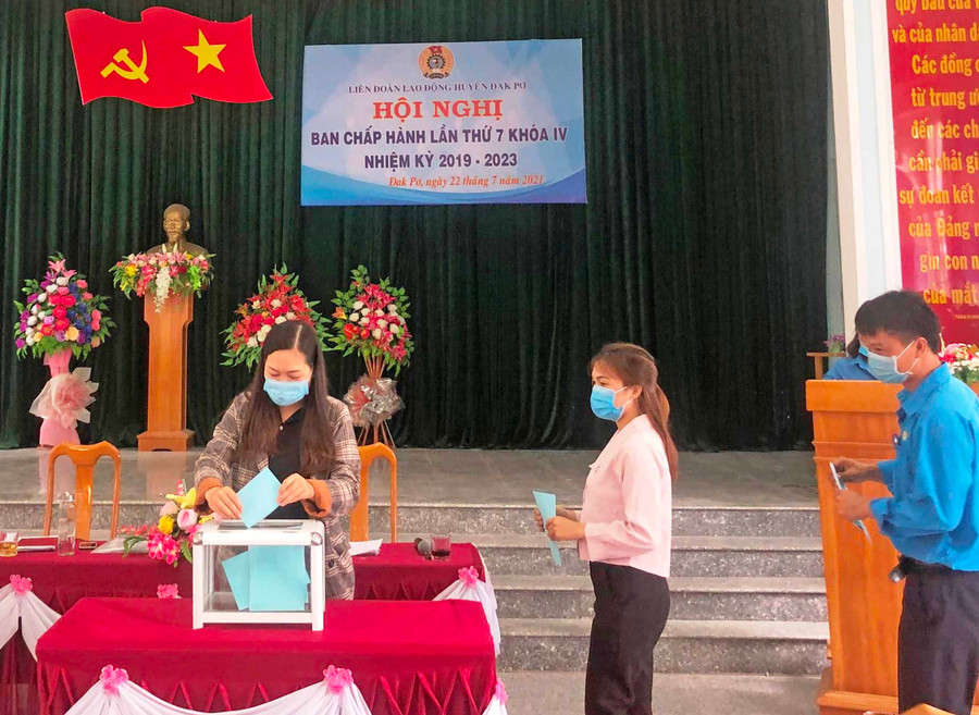 Các đại biểu bỏ phiếu tín nhiệm cán bộ chủ chốt. Ảnh: Nhật Hào Các đại biểu bỏ phiếu tín nhiệm các cán bộ chủ chốt