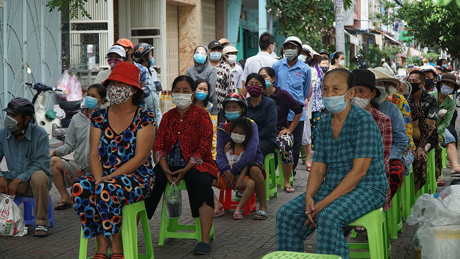 Người khó khăn được bố trí ngồi đợi đến lượt đi phiên chợ 0 đồng