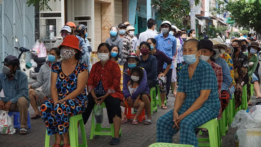 Người khó khăn được bố trí ngồi đợi đến lượt đi phiên chợ 0 đồng