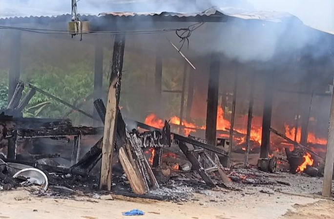 Hiện trường một vụ cháy nhà ở khu vực miền núi tỉnh Quảng Nam Hiện trường một vụ cháy nhà ở khu vực miền núi tỉnh Quảng Nam