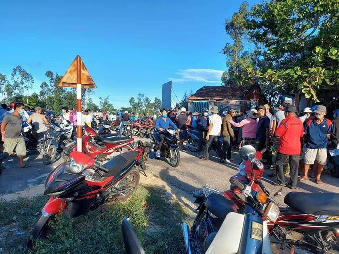  Vụ án mạng gây rúng động làng quê, rất đông người dân tập trung theo dõi cơ quan chức năng khám nghiệm hiện trường