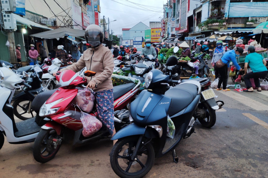 Người dân tập trung đông ở chợ vào sáng sớm. ẢNH: CTV