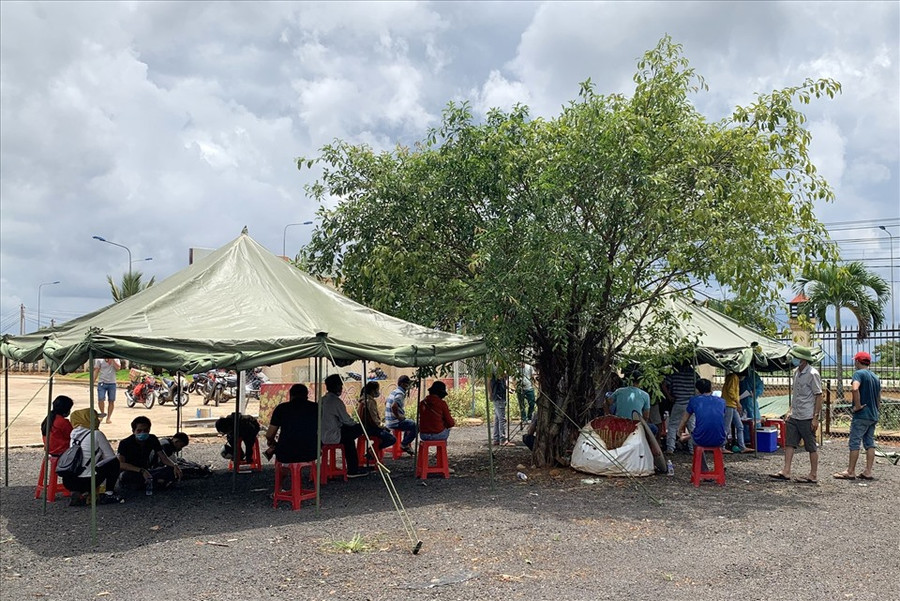 Nhiều người đi đường không qua được tỉnh Bình Phước đã quay lại tỉnh Đắk Nông đăng kí xét nghiệm COVID-19. Ảnh: Bảo Lâm