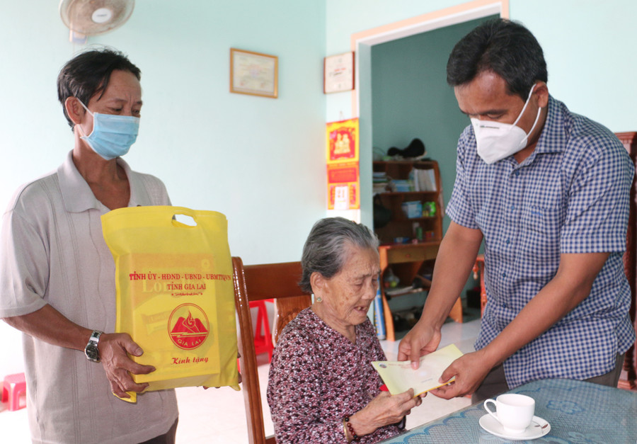 Bí thư Tỉnh ủy Hồ Văn Niên tặng quà cho Mẹ Việt Nam Anh hùng Lê Thị Diện. Ảnh: Quang Tấn
