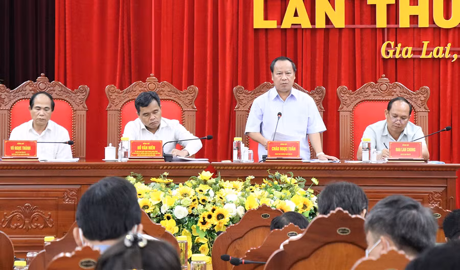 Các đồng chí Thường trực Tỉnh ủy chủ trì Hội nghị Ban Chấp hành Đảng bộ tỉnh lần thứ tư (mở rộng). Ảnh: Phương Linh