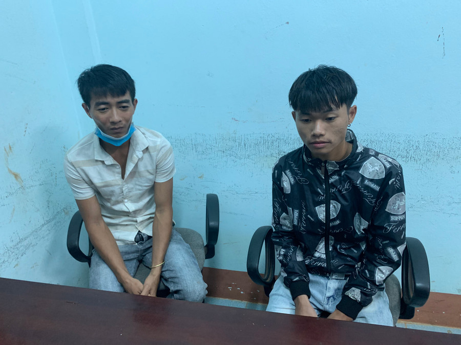 Đối tượng Quý (trái) và Linh đã bị bắt giữ. Ảnh: Văn Cường