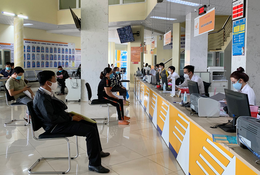  Cán bộ, công chức tại bộ phận một cửa của UBND TP. Pleiku và người dân đến giải quyết thủ tục hành chính đều chấp hành nghiêm các quy định phòng-chống dịch Covid-19. Ảnh: Phương Linh