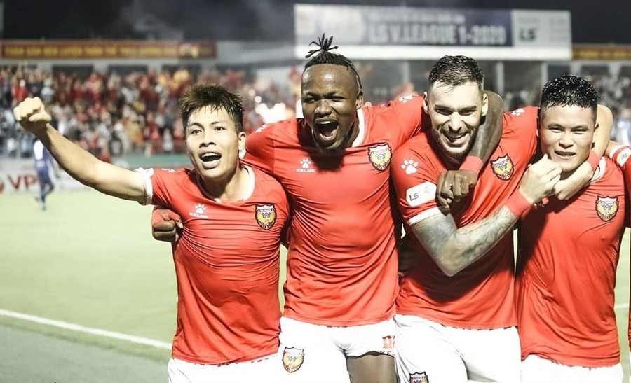 Phạm Tuấn Hải (bìa phải) là nhân tố chủ lực của đội Hà Tĩnh. ẢNH: MINH TÚ