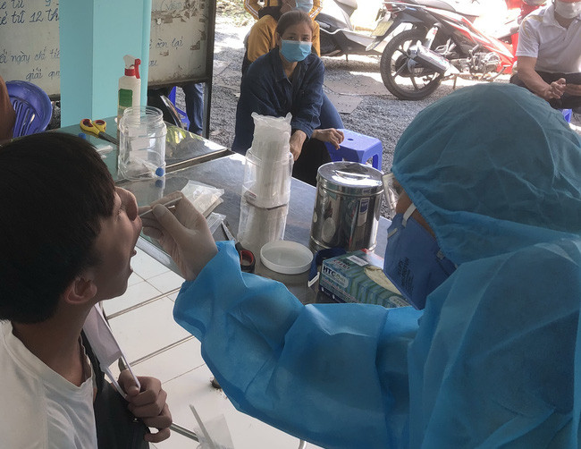 Nhân viên y tế lấy mẫu xét xét nghiệm Covid-19. Ảnh: Bùi Phụ