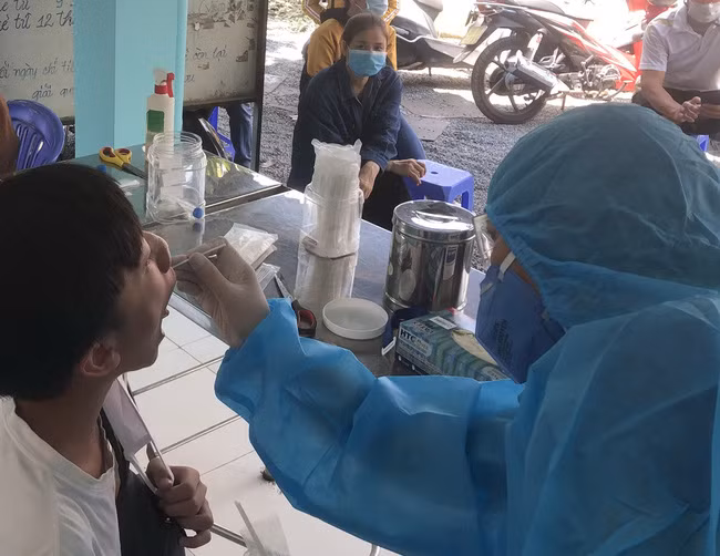 Nhân viên y tế lấy mẫu xét xét nghiệm Covid-19. Ảnh: Bùi Phụ