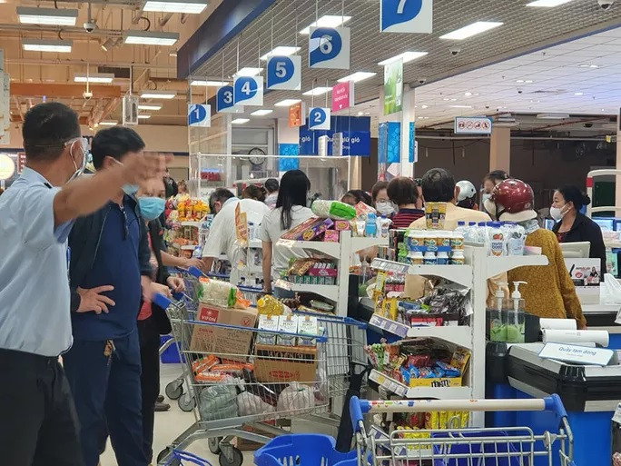 Người dân vào mua sắm hàng hóa vào chiều 23-7 tăng mạnh Người dân vào mua sắm hàng hóa vào chiều 23-7 tăng mạnh