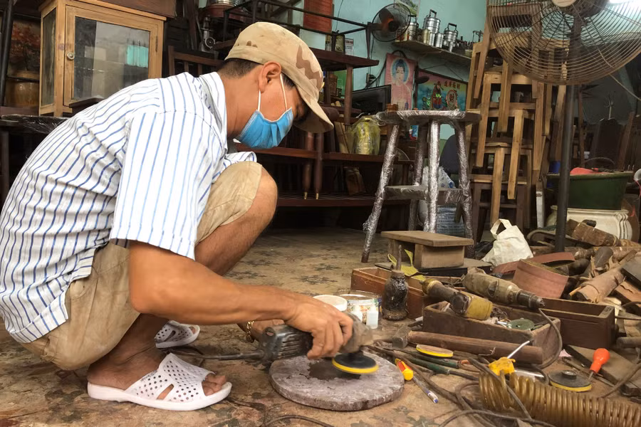 Anh Lương Phước Thọ (Q.5, TP.HCM) tập trung vào các món đồ gỗ độc, lạ, tinh xảo bán với giá cao