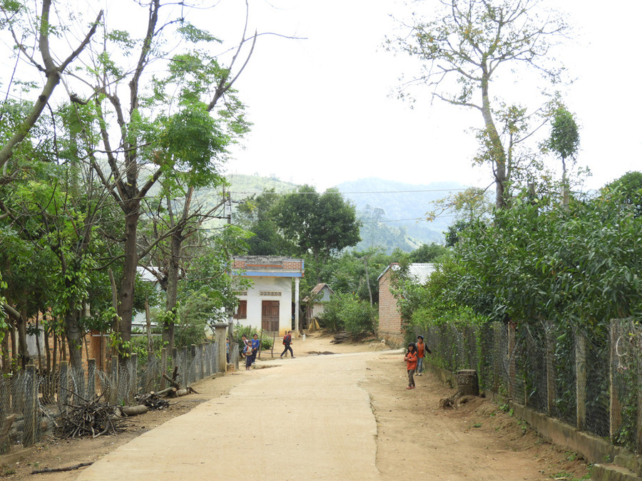 Diện mạo nông thôn làng Kdung, xã Hà Ra ngày một khởi sắc nhờ thực hiện Cuộc vận động “Làm thay đổi nếp nghĩ, cách làm trong đồng bào DTTS để từng bước vươn lên thoát nghèo bền vững”. Ảnh: Thanh Nhật Diện mạo nông thôn làng Kdung xã Hà Ra được thay đổi nhờ thực hiện Cuộc vận động “Làm thay đổi nếp nghĩ, cách làm trong đồng bào DTTS để từng bước vươn lên thoát nghèo bền vững”. Ảnh: Thanh Nhật