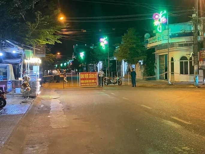 Lực lượng chức năng tiến hành phong tỏa nhiều khu vực ở phường Bồng Sơn, thị xã Hoài Nhơn ngay sau khi phát hiện nơi này có 6 trường hợp thuộc diện nguy cơ rất cao dương tính với SARS-CoV-2