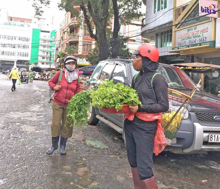 Những phụ nữ dân tộc thiểu số bán rau củ trên đường Nguyễn Thiện Thuật (TP. Pleiku). Ảnh: Minh Huệ Những phụ nữ dân tộc thiểu số bán rau củ trên đường Nguyễn Thiện Thuật (TP. Pleiku). Ảnh: Minh Huệ