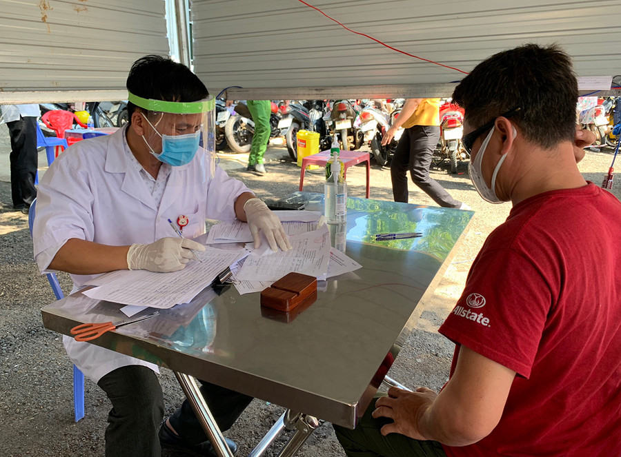  Tài xế xe tải thực hiện khai báo y tế tại Chốt kiểm soát dịch Covid-19 khu vực Cầu 110-quốc lộ 14 (giáp ranh Gia Lai-Đak Lak). Ảnh: Như Nguyện