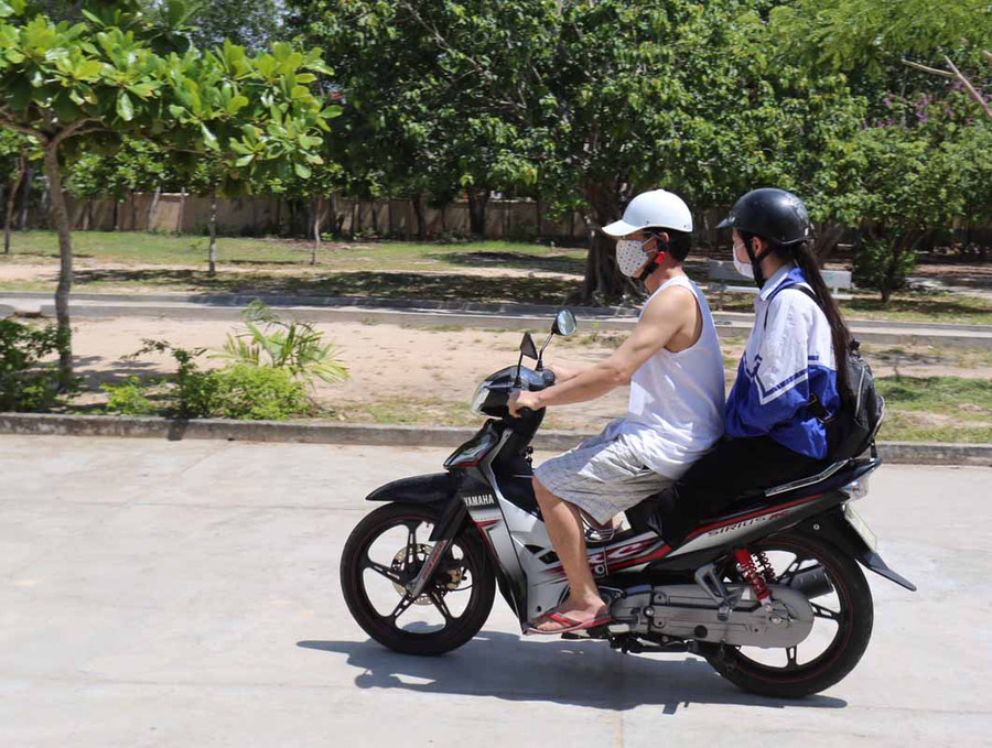 Ảnh 3: Em Hà Thị Thùy Dương (Trường THPT Nguyễn Du, huyện Krông Pa) được bố chở đến điểm thi. Ảnh Lê Ngọc.