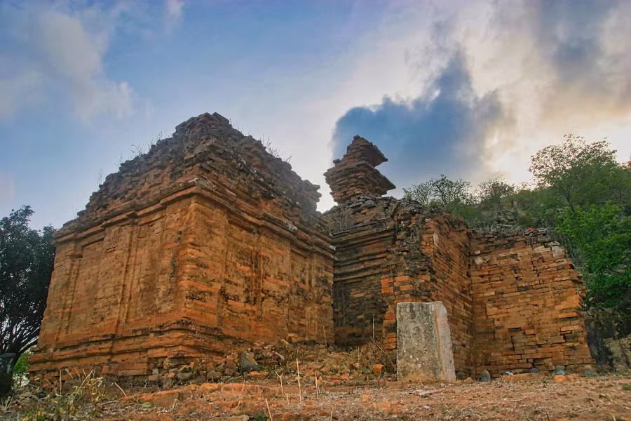 Cụm tháp Po Dam ở phía nam gồm 3 ngôi tháp hiện đã được trùng tu, phục dựng - ẢNH: NAM HOA