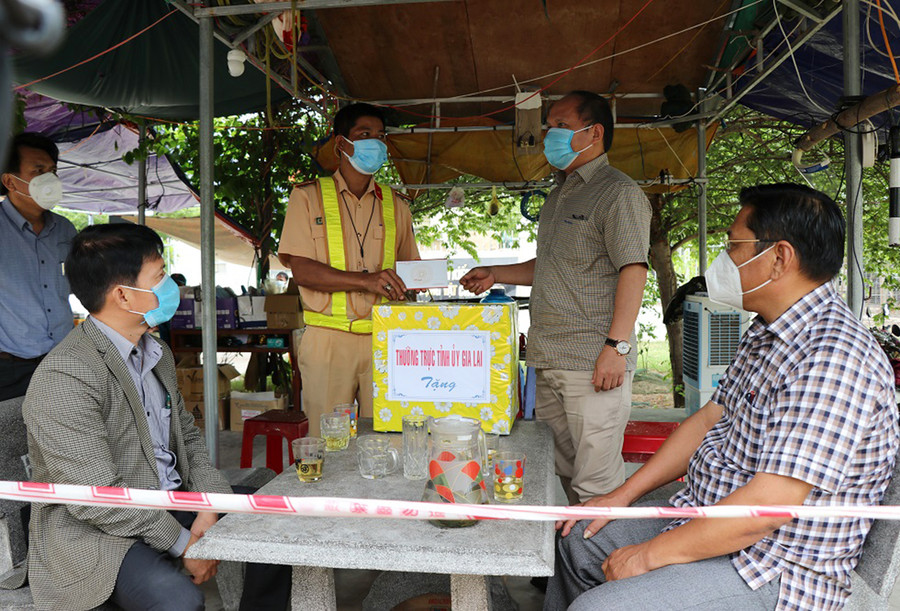 Phó Bí thư Tỉnh ủy Rah Lan Chung thăm, tặng quà chốt kiểm soát phòng-chống dịch Covid-19 trên quốc lộ 25 tại xã Chư Ngọc, huyện Krông Pa. Ảnh: Phương Linh Đồng chí Rah Lan Chung-Phó Bí thư Tỉnh ủy, Trưởng ban Nội chính Tỉnh ủy thăm và tặng quà chốt kiểm soát phòng-chống dịch Covid-19 tỉnh trên quốc lộ 25 tại xã Chư Ngọc, huyện Krông Pa. Ảnh: Phương Linh