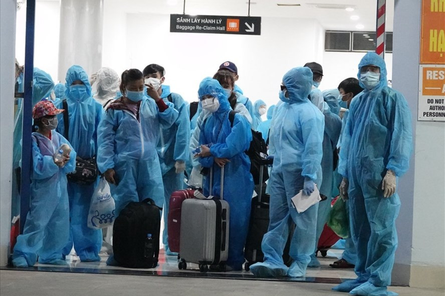 Đón người từ vùng dịch về quê. Ảnh chụp tại sân bay Phù Cát Ảnh: TH