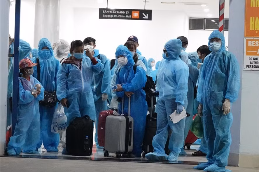 Đón người từ vùng dịch về quê. Ảnh chụp tại sân bay Phù Cát Ảnh: TH