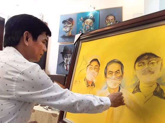 Họa sĩ Lê Sa Long với một tác phẩm của mình. Ảnh: FBNV Họa sĩ Lê Sa Long với một tác phẩm của mình. Ảnh: FBNV