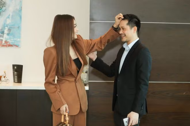 Ngân Khánh cho biết ông xã là người trầm tính, chỉ thích đứng sau ủng hộ cô tham gia nghệ thuật nên không chịu xuất hiện trên mạng xã hội. ẢNH: TL