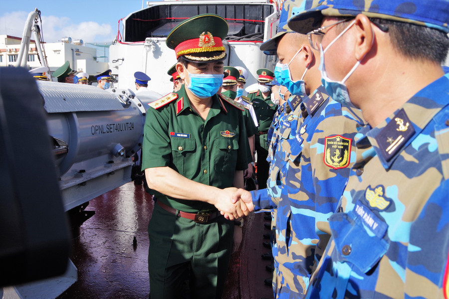 Tháng 5.2020, Thượng tướng Phan Văn Giang, Tổng tham mưu trưởng Quân đội Nhân dân Việt Nam (nay là Ủy viên Bộ Chính trị, Bộ trưởng Bộ Quốc phòng) đến thăm, làm việc với cán bộ chiến sĩ tàu hộ vệ săn ngầm 13 của Lữ đoàn 171, Vùng 2 hải quân. ẢNH: MAI THANH HẢI