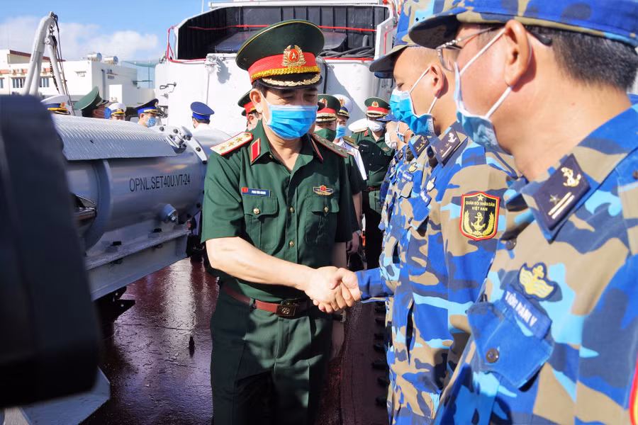 Tháng 5.2020, Thượng tướng Phan Văn Giang, Tổng tham mưu trưởng Quân đội Nhân dân Việt Nam (nay là Ủy viên Bộ Chính trị, Bộ trưởng Bộ Quốc phòng) đến thăm, làm việc với cán bộ chiến sĩ tàu hộ vệ săn ngầm 13 của Lữ đoàn 171, Vùng 2 hải quân. ẢNH: MAI THANH HẢI