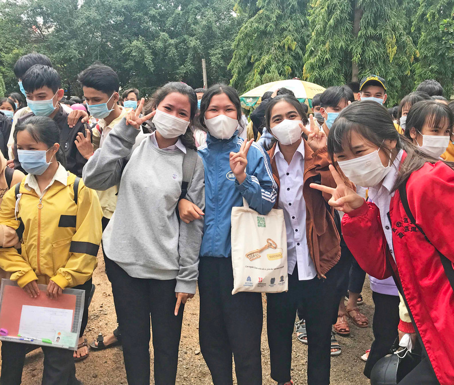 Thí sinh tại điểm thi Trường THPT Nguyễn Thái Học( thị trấn Nhơn Hòa, huyện Chư Pưh) hoàn thành buổi thi sáng ngày 8-7