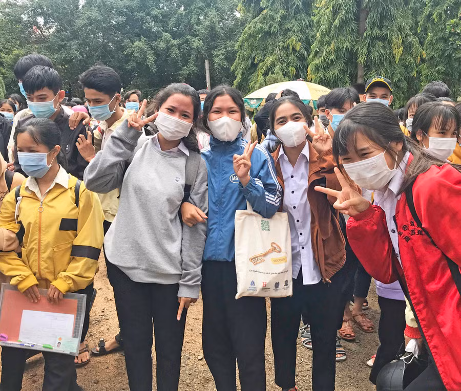 Thí sinh tại điểm thi Trường THPT Nguyễn Thái Học( thị trấn Nhơn Hòa, huyện Chư Pưh) hoàn thành buổi thi sáng ngày 8-7