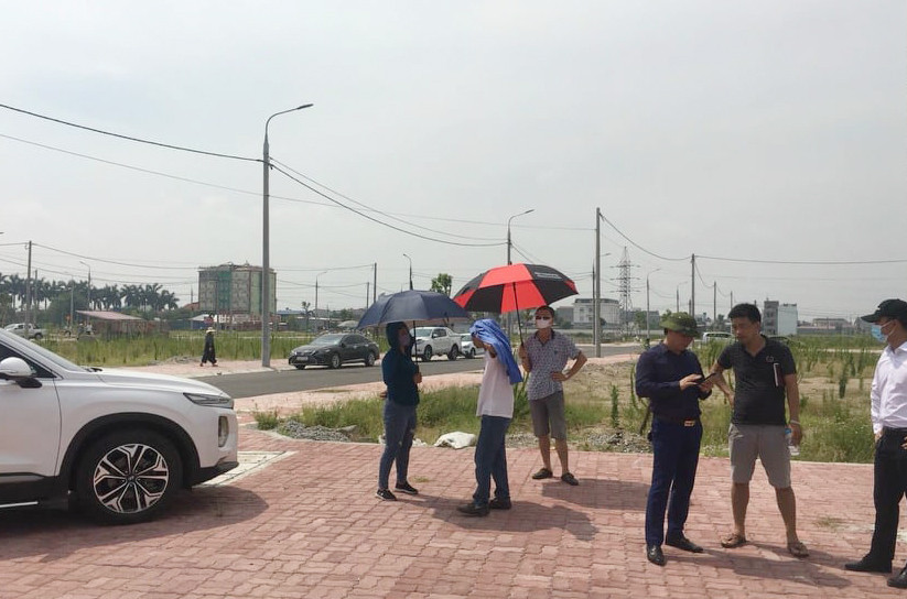 Thị trường xuất hiện nhiều nhóm nhà đầu tư mới, ngắn hạn. (Trong ảnh là nhóm khách đang xem đất tại một dự án ở Hải Dương)