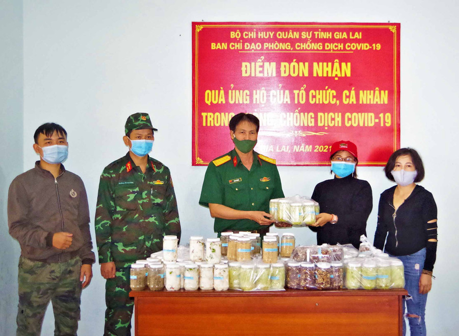 Nhóm thiện nguyện Nhân Tâm trao tặng 500 hũ muối các loại cho Ban Chỉ đạo phòng-chống dịch Covid-19 Bộ Chỉ huy Quân sự tỉnh Gia Lai. Ảnh: Văn Huỳnh Nhóm Thiện nguyện Nhân Tâm trao tặng 500 hũ muối cho Ban Chỉ đạo phòng-chống dịch Covid-19 Bộ Chỉ huy Quân sự tỉnh Gia Lai. Ảnh: Văn Huỳnh