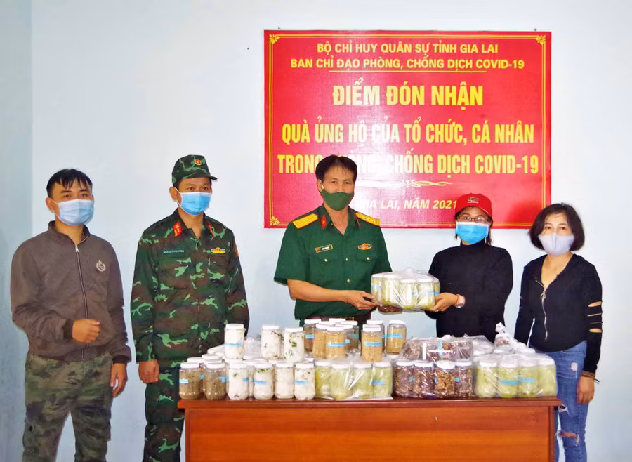 Nhóm Thiện nguyện Nhân Tâm trao tặng 500 hũ muối cho Ban Chỉ đạo phòng-chống dịch Covid-19 Bộ Chỉ huy Quân sự tỉnh Gia Lai. Ảnh: Văn Huỳnh