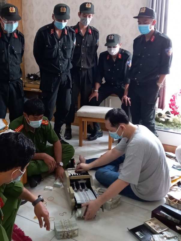 Vàng được thu giữ khi khám xét tại nhà các đối tượng