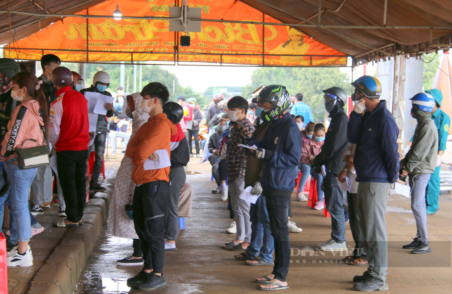 Nhiều người tỏ ra khá mệt mỏi vì phải chờ đợi rất lâu mới tới lượt làm thủ tục. (Ảnh: N.G)