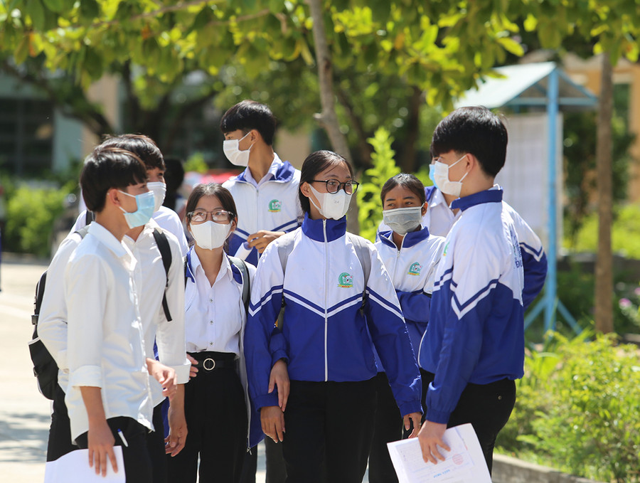 Các thí sinh tại Trường THPT Nguyễn Du (xã Ia Rsươm, huyện Krông Pa) cho rằng đề thi môn Ngữ văn khá vừa sức. Ảnh: Văn Ngọc Các thí sinh tại THPT Nguyễn Du (xã Ia Rsươm, huyện Krông Pa) cho rằng đề thi môn Văn khá vừa sức. Ảnh: Văn Ngọc