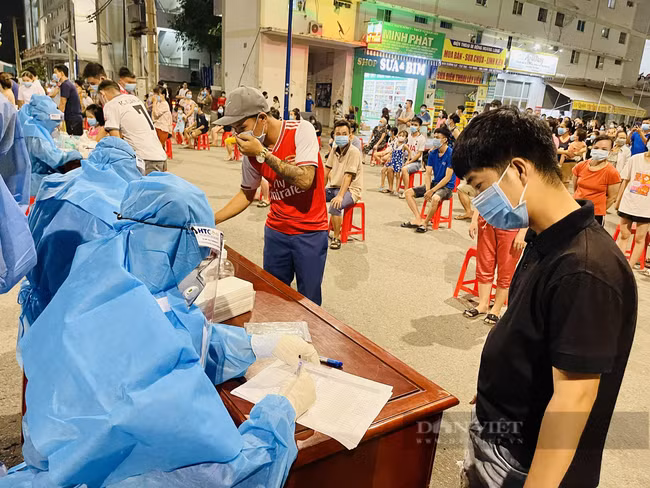 Bình Dương cần chi viện thêm hơn 5.000 bác sĩ, điều dưỡng, nhân viên y tế để phục vụ công tác chống dịch Covid-19. (Ảnh: Văn Dũng).