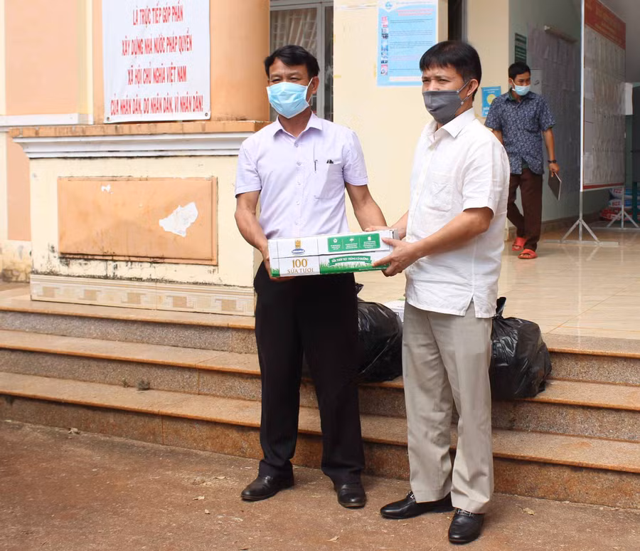 Lãnh đạo Ban Nội chính Tỉnh ủy trao tặng quà cho lãnh đạo xã Al Bá tiếp nhận chuyển đến người dân làng Blút Roh