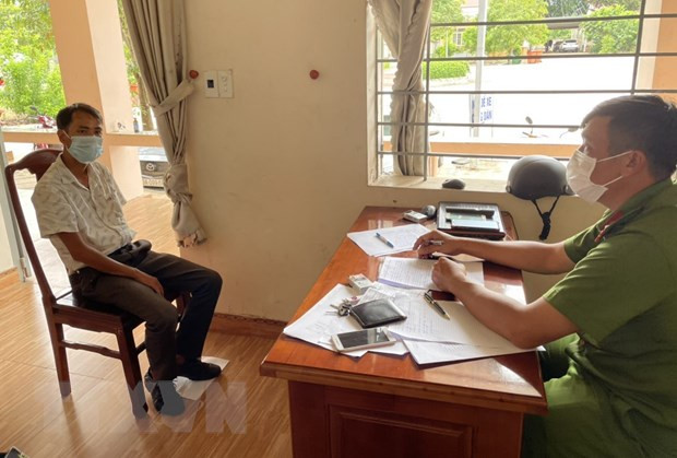 Đối tượng Hiếu tại cơ quan công an. (Ảnh: TTXVN phát)
