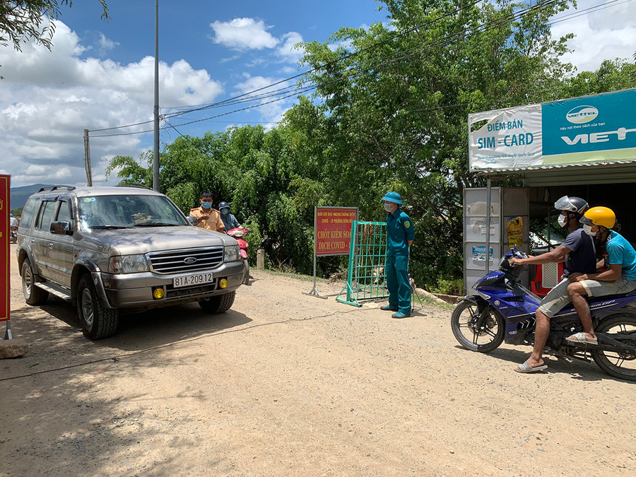 Chốt kiểm soát được thiết lập tại cầu Bến Mộng (khu vực giáp ranh giữa thị xã Ayun Pa và huyện Ia Pa). Ảnh: Vũ Chi Chốt kiểm soát được thiết lập tại cầu Bến Mộng (khu vực giáp ranh giữa thị xã Ayun Pa và huyện Ia Pa. Ảnh: Vũ Chi