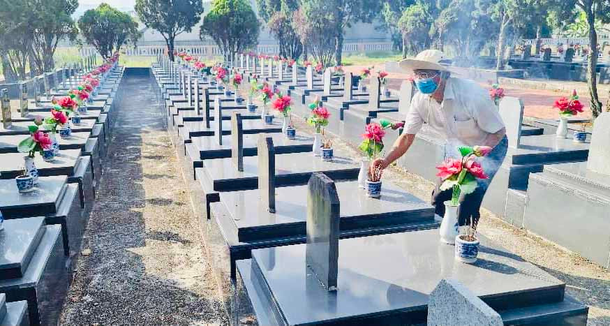 Tác giả thắp nhang tưởng nhớ các liệt sĩ tại Nghĩa trang Liệt sĩ thị xã An Khê. Ảnh: Bích Hà