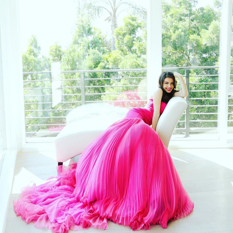 Cũng tại thành phố năng động này, Ina Dajci được kết nối với Fadil Berisha, nhiếp ảnh gia chính thức của Hoa hậu Hoàn vũ đồng thời cũng là người Albania. Hoa hậu đã làm nàng thơ cho anh trong nhiều năm. ẢNH: INSTAGRAM NV