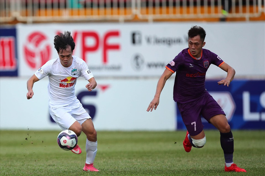 Các câu lạc bộ đều gặp nhiều khó khăn nếu giải đấu lùi đến năm sau. Ảnh: VPF