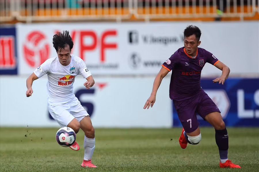 Các câu lạc bộ đều gặp nhiều khó khăn nếu giải đấu lùi đến năm sau. Ảnh: VPF